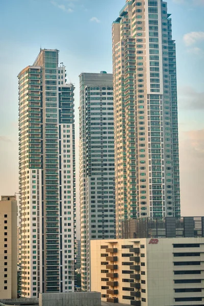 Вид Город Макати Течение Дня Небоскрёбы Ясную Солнечную Погоду — стоковое фото
