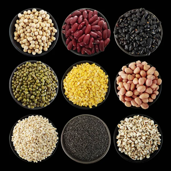 Mix nuts in black bowl on black background ,soy bean,green beans — Stock Photo, Image