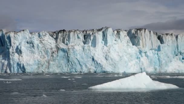 Parku Narodowego Kenai Fjords pływające Alaska Glacier Góra Lodowa — Wideo stockowe