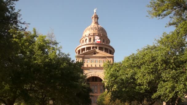 Austin texas capital building vereinigte staaten fahnen wehen stadtsilhouette — Stockvideo