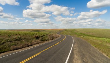 Uzun yoldayım mesafe ufuk noktasına Curvy