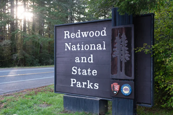 Redwood nemzeti és állami parkokat California bejárat jele — Stock Fotó