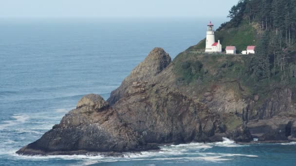 Heceta kafa Oregon kıyılarında deniz feneri deniz feneri ABD — Stok video