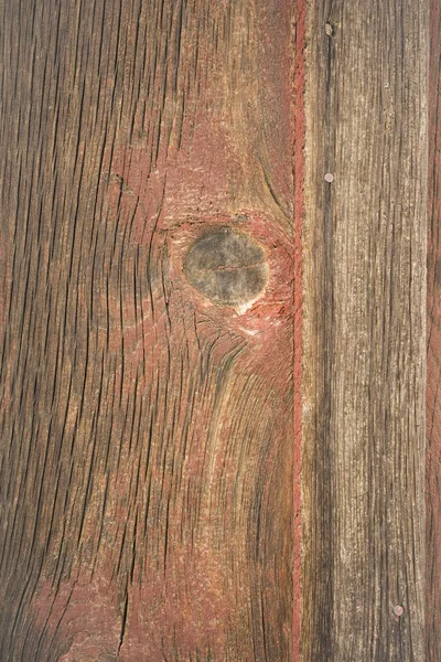 Forvitret kryssfinerkvist med plank-rød knute – stockfoto