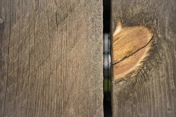 納屋の壁の木製の穀物風化板のオレンジの結び目 — ストック写真