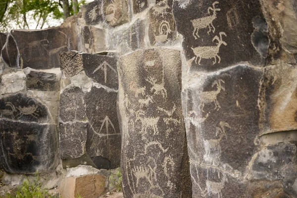 Petroglify starożytnych Cliff rysunki Ginko Skamieniały las Washington — Zdjęcie stockowe