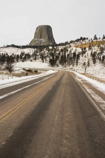 Yol giriş Devils Tower Wyoming kış kar — Stok fotoğraf