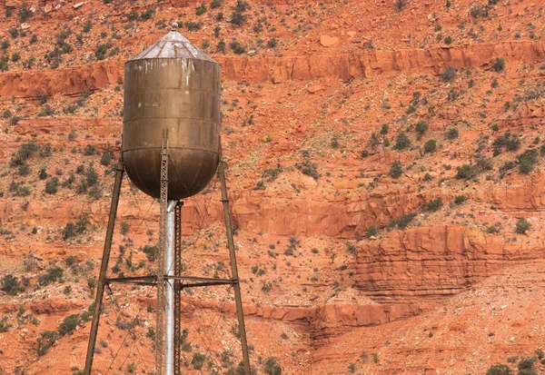 Cobre cor rústica torre de água Utilitário Red Rock Mountain Background — Fotografia de Stock