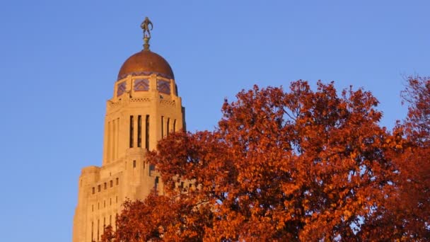 De architectuur van de koepel van de regering van de Lincoln Nebraska hoofdstad gebouw — Stockvideo