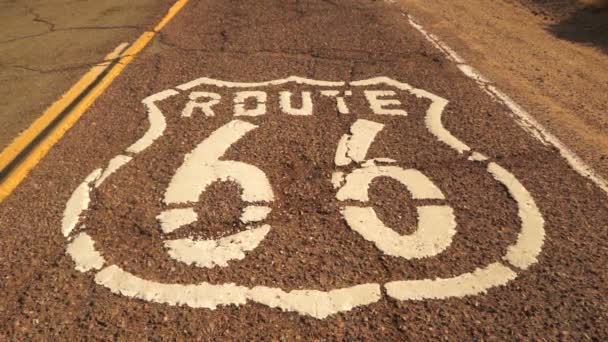 Rural Route 66 två Lane historiska Highway sprucken asfalt — Stockvideo