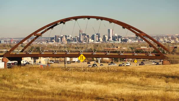 Γέφυρα σιδηροδρομικό διέλευσης στον ορίζοντα Ντένβερ Colorado τοπίο στον αυτοκινητόδρομο — Αρχείο Βίντεο