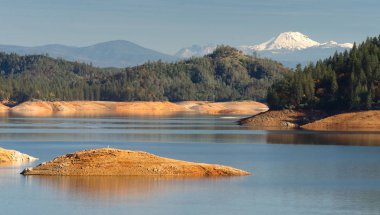 Shasta Lake Burney dağ krater tepe Kuzey Kaliforniya