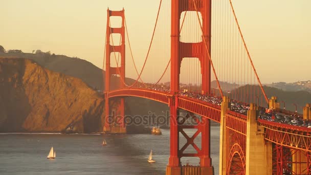 Acele saat trafik akışı Golden Gate Köprüsü günbatımı Transit — Stok video
