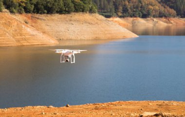 UAV uçağı uçuş uçan Gölü Shasta California insansız