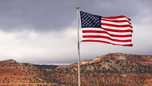 Parlak vatansever Amerikan bayrağı Stars and Stripes sallayarak Rüzgar — Stok fotoğraf