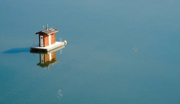 Tragbare schwimmende Toilette Lake Shasta Oase glattes Wasser — Stockfoto