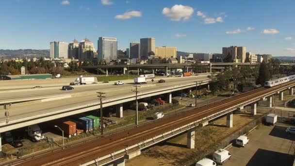 Transport publiczny w panoramę miasta Downtown Oakland w Kalifornii — Wideo stockowe