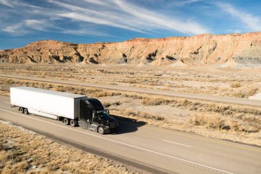 Yol ulaşım 18 Wheeler kamyon yarı kamyon üzerinde
