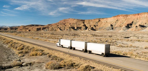 Över vägen långdistansflygningar 18 Wheeler stora riggen Tandem lastbilen — Stockfoto