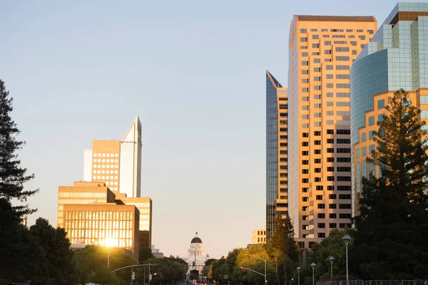 Solen lyser upp glas på downtown Sacramento Skyline — Stockfoto