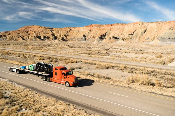 Sobre a estrada de longo curso 18 Wheeler Big Rig Truck Flatbed — Fotografia de Stock