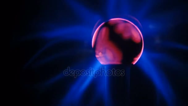 Luz azul-de-rosa acena bola de plasma campo de energia elétrica fundo preto — Vídeo de Stock