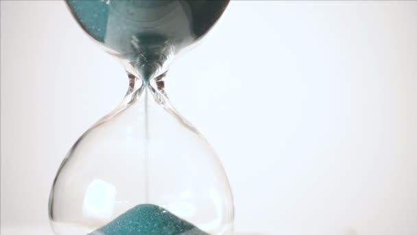 Reloj de arena verde cae fondo blanco pasa el tiempo — Vídeos de Stock
