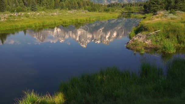Montañas reflejadas de agua lisa Parque Nacional Grand Teton — Vídeo de stock