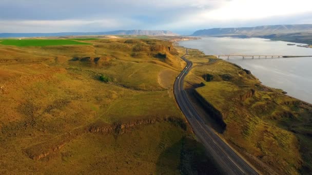 I90 Crosses The Columbia River at Vantage Washington Truss Bridge — Stock Video