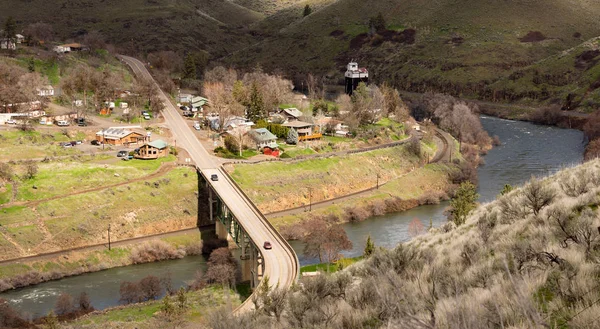 Maupin Oregon centrum antenne weergave Deschutes River Highway 197 — Stockfoto