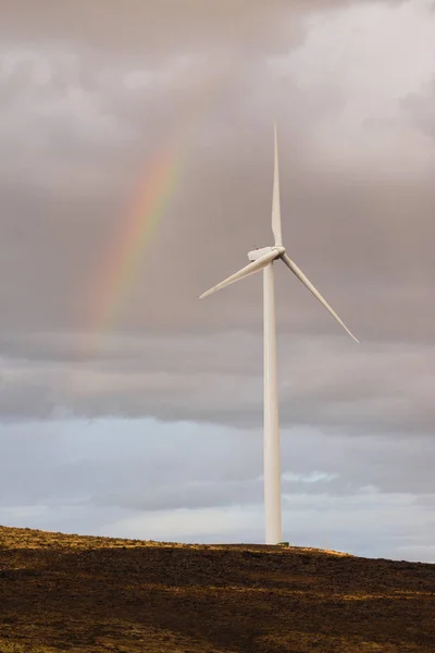 Rüzgar Türbini yeşil enerji yağmur hava gökkuşağı — Stok fotoğraf