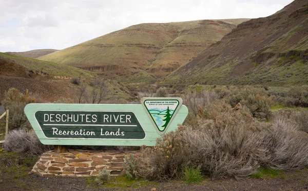 Deschutes River Recreation Lands Sign of the US Department — стоковое фото