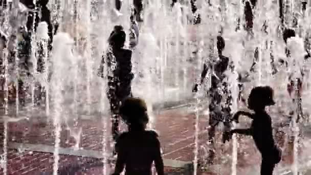 Děti hrají vodní trysky městském centru fontána letní Jižní — Stock video