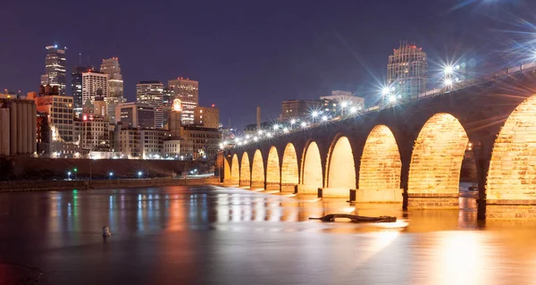 De rivier van de Mississippi van de Skyline van de hoofdstad van Saint Paul Minnesota Rams — Stockfoto