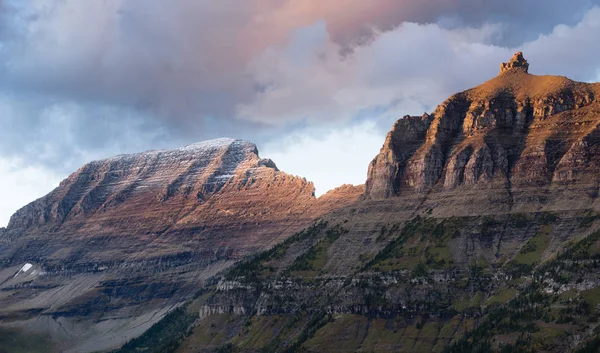 Облака движутся над горами Национальный парк ледников Логан — стоковое фото