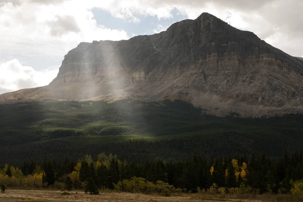 Zonnestralen breken wolken rotsachtige bergen Montana Western staat VS — Stockfoto