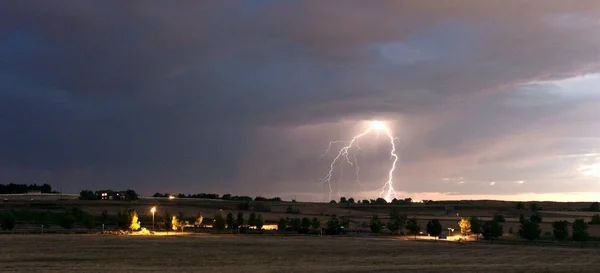 Tempestad de truenos borde finales por la tarde tormenta rayo Idaho —  Fotos de Stock