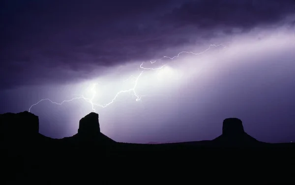 Tormenta eléctrica Lightning Strikes Tall Buttes Monument Valley Utah — Foto de Stock