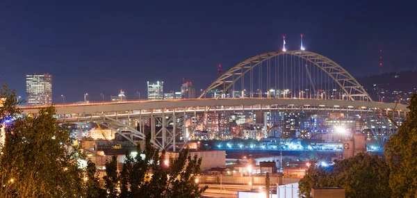 Freemont híd éjszakai fények Portland Oregon belvárosi City Skyline — Stock Fotó