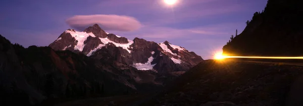 Monte Monte Shuksan brillante luna noche coche faros —  Fotos de Stock