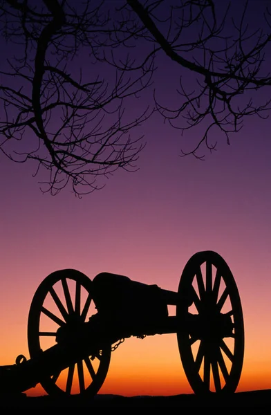 Πολεμικό μνημείο τροχοφόρα κανόνι όπλο στρατιωτική εμφύλιος πόλεμος σούρουπο ηλιοβασίλεμα — Φωτογραφία Αρχείου