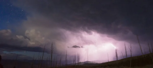 Sobre Tower Creek Thunderstorm Lightning Strikes Parque Nacional de Yellowstone —  Fotos de Stock