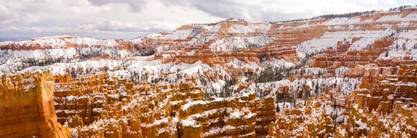 Fresh Snow Blankets Bryce Canyon Rock Formations Utah USA — Stock Photo, Image