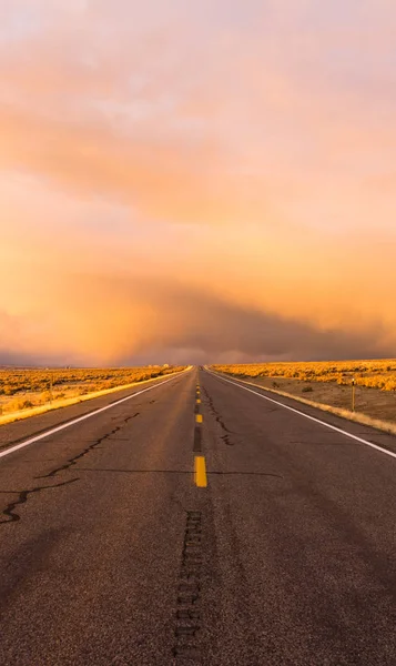 Tormenta elabora sobre dos carriles carretera al atardecer — Foto de Stock