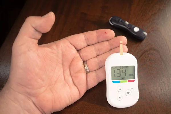 Testeur de glycémie numérique Test du bout des doigts diabétique — Photo
