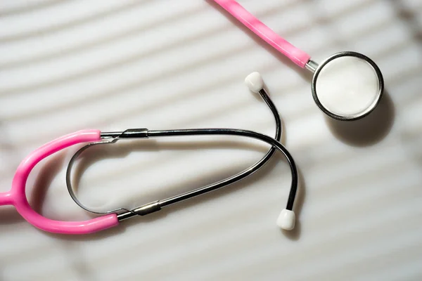 Рожевий Dual голова стетоскоп лікар інструмент груди монітор — стокове фото