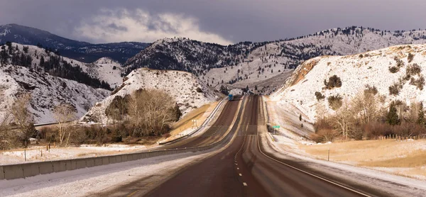 Auto-estrada se aproxima do rio South Fork Cruzando Utah — Fotografia de Stock