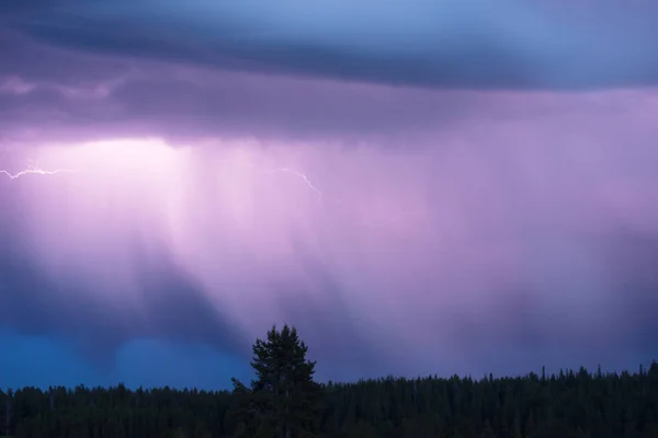 Oltre Norris Canyon Thunderstorm Fulmine colpisce Yellowstone NP — Foto Stock