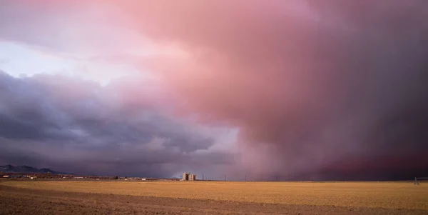 グレートベースン ユタ州ミルフォード近くに立ち込める暗雲 — ストック写真