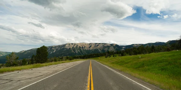 Open Road Mountain Background Journey Two Lane Blacktop Highway — Stock Photo, Image